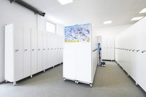 Ski rental Klante - Winterberg Depot Large lockers room with skis and boots