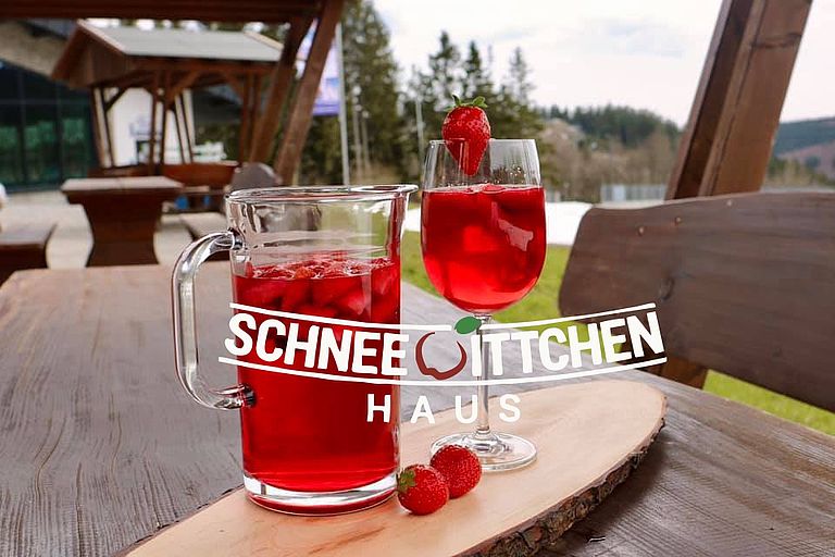 Tisch mit Getränk - Schneewittchenhaus - Skiliftkarussell Winterberg