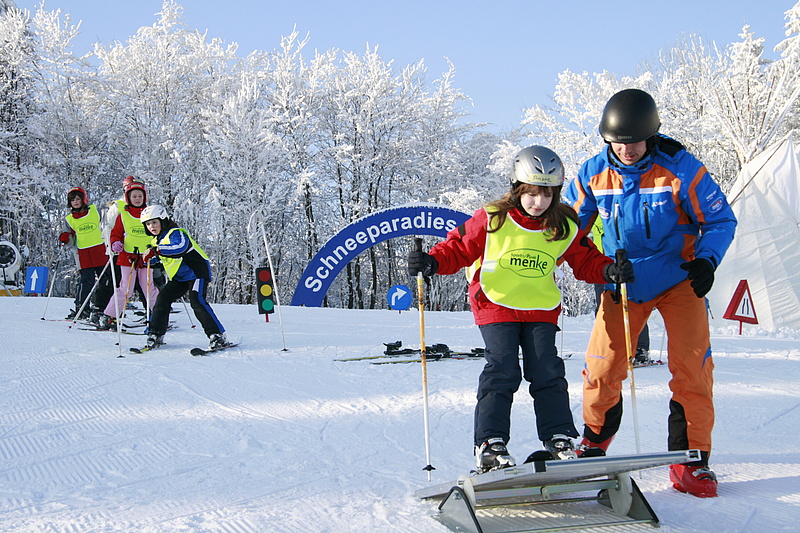 Kinderland Skikurs - Winterberg - Kind lernt Skifahren mit Skilehrer