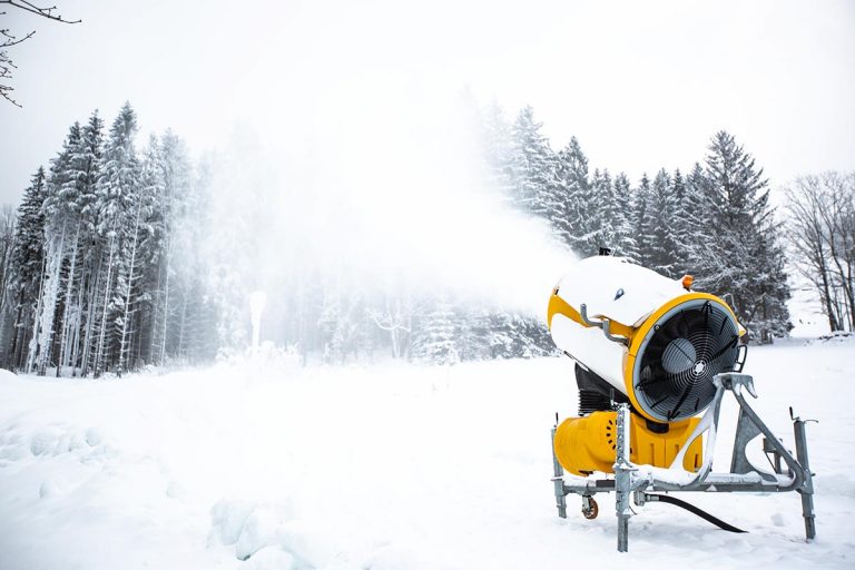 Schneekanone auf der Skipiste schiesst Schnee hinaus in Winterberg - Skiliftkarussell bei Ski Klante