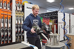 Klante employee disinfects ski boots in the Remmeswiese in Winterberg