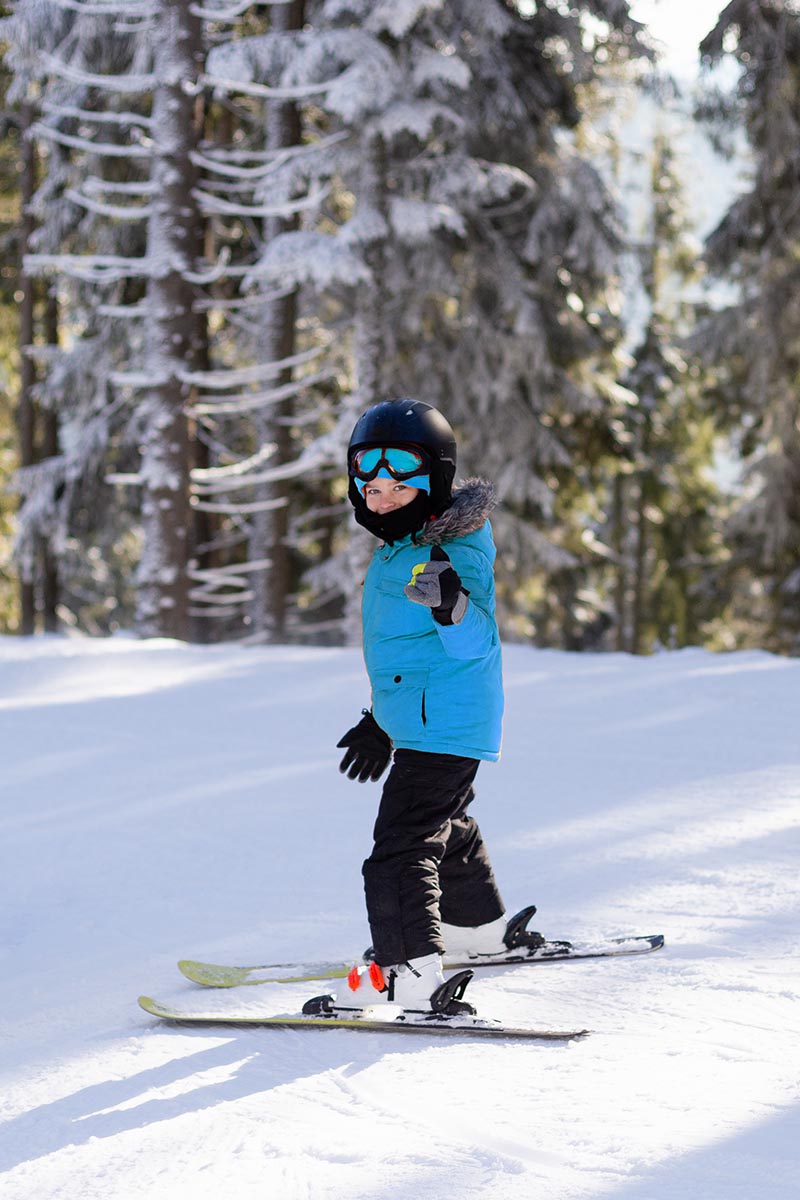 Junge auf Skiern im Skiliftkarussell Winterberg