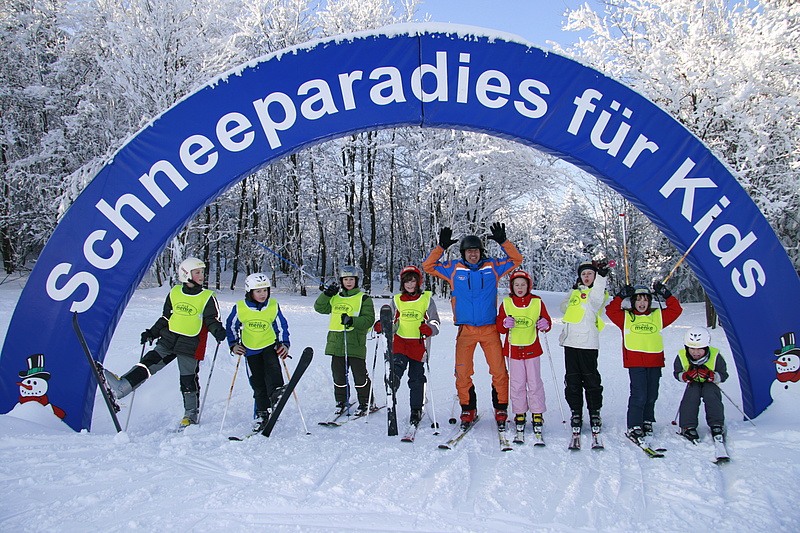 Kinderland - Winterberg - Gruppe von Kindern mit Skilehrer
